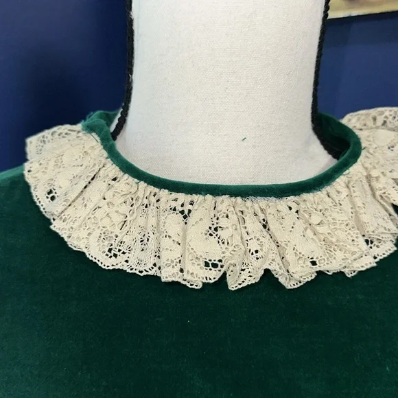 FINAL SALE Vintage 1960s Green Velvet Dress with Cream Lace – Size Small - Picture 4 of 9